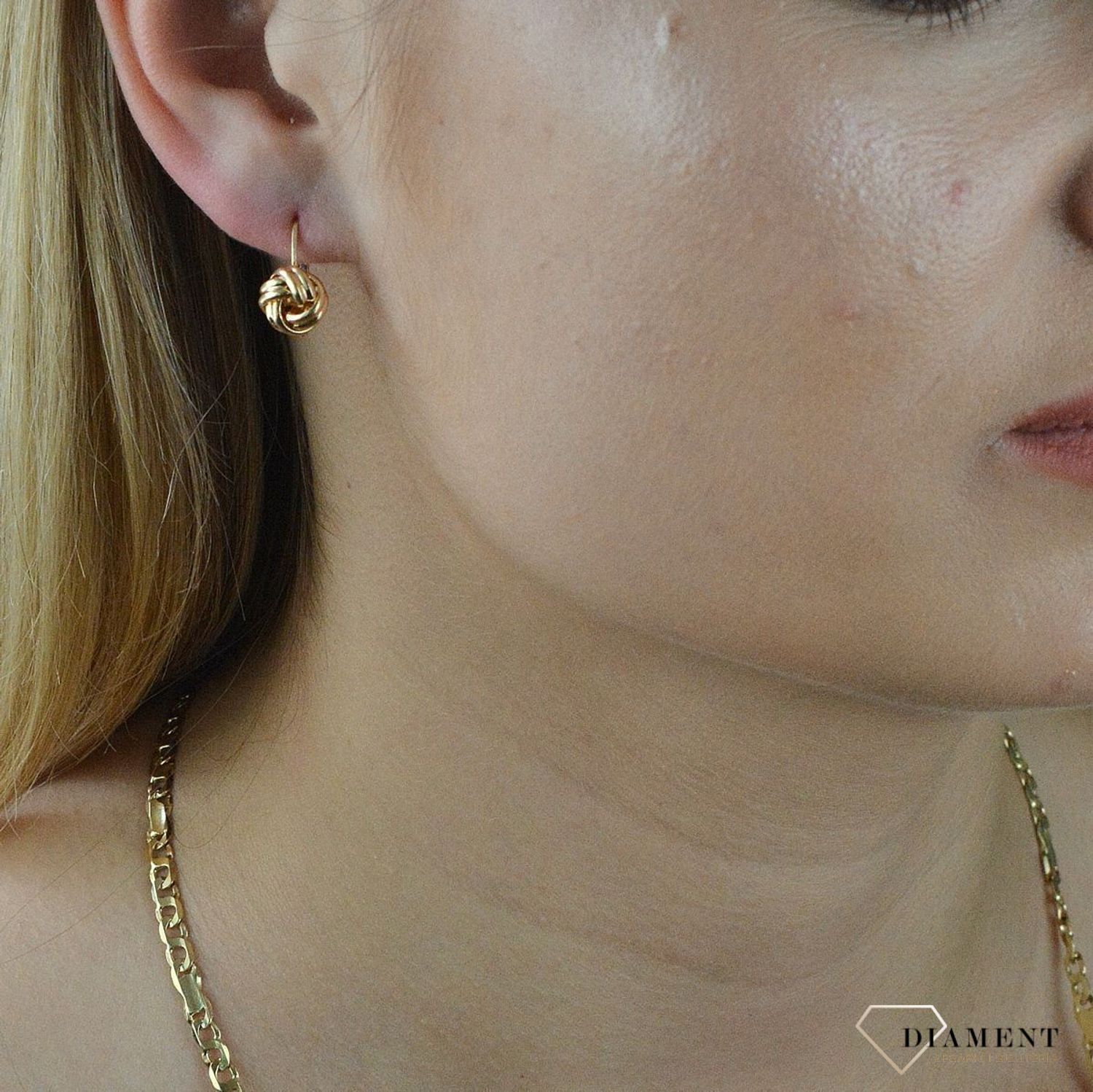 Złote kolczyki wiszące 585 KL 7996A. Złote kolczyki próby 585 o oryginalnym wyglądzie. Posiadają wygodne i bezpieczne zapięcie co gwarantuje komfort podczas użytkowania. Doskonałe jako prezent na wszelkie w.png